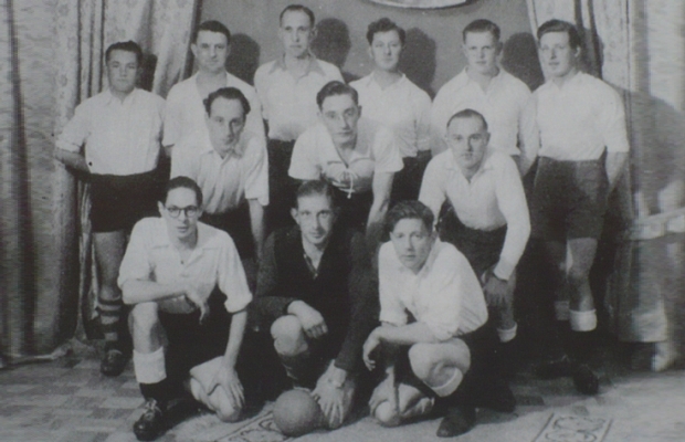 Teamfoto van VCK 1, kampioen in het eerste seizoen 1948–1949.
