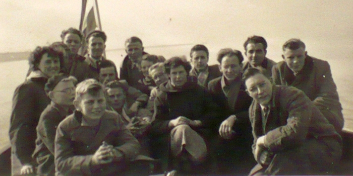 VCK-spelers en supporters tijdens de bootreis naar Zierikzee op 2 april 1955.