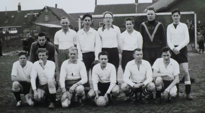 Teamfoto van VCK 1, kampioen van de tweede klasse A afdeling Zeeland in seizoen 1957–1958.