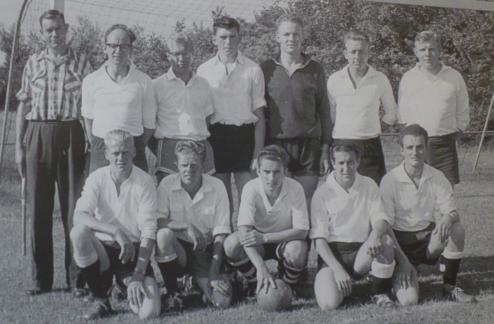 Teamfoto van VCK 1, winnaar van de Zeeuwse zaterdagbeker in seizoen 1959–1960.