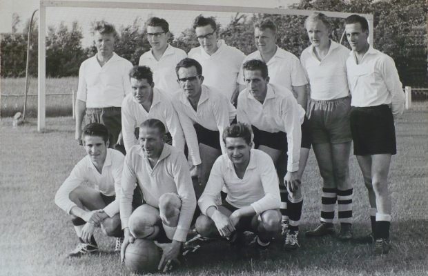Teamfoto van VCK 2, ongeslagen kampioen van de derde klasse B afdeling Zeeland in seizoen 1960–1961.