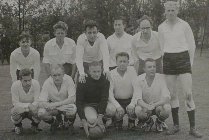 Teamfoto van VCK 1, kampioen van de eerste klasse afdeling Zeeland in seizoen 1962–1963.