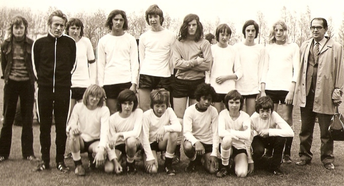 Teamfoto van VCK B1 met trainers en begeleiding in seizoen 1972–1973.
