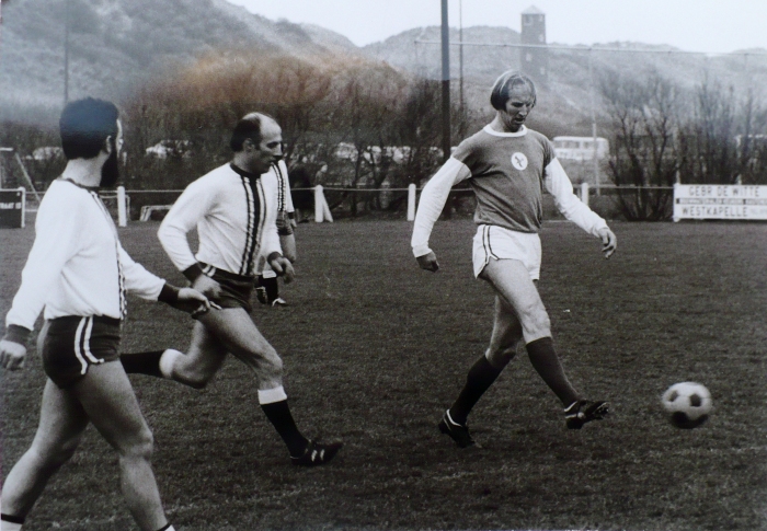 Spelmoment tijdens oud-VCK tegen oud-De Meeuwen in 1975, met Wim Jobse in het midden.