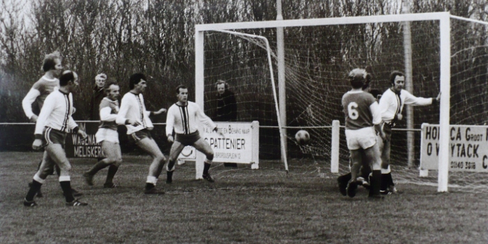 Spelers voor het doel tijdens oud-VCK tegen oud-De Meeuwen in 1975.