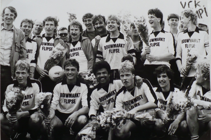 Teamfoto van VCK 1, kampioen van de eerste klasse afdeling Zeeland in seizoen 1983–1984.