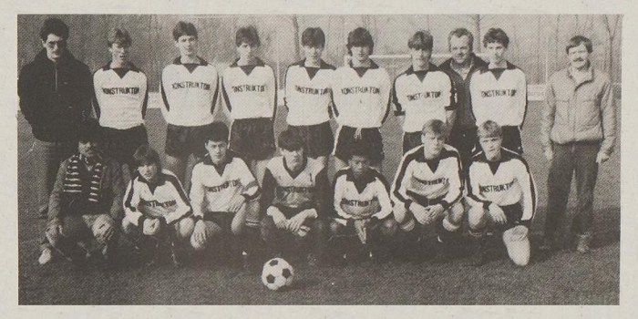 Teamfoto van VCK B1 met trainers en begeleiding in 1984.
