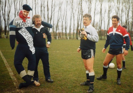Viering van de vijftigste verjaardag van Karel Bömer op het voetbalveld in 1988.