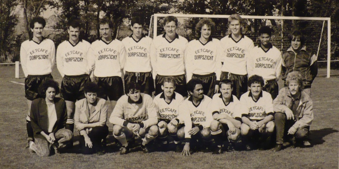 Teamfoto van VCK 2, uitkomend in de reserve eerste klasse in seizoen 1988–1989.