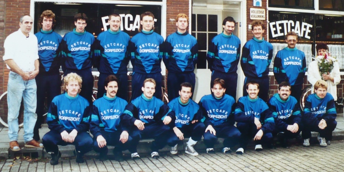 Teamfoto van VCK 2 met sponsors en begeleiding in seizoen 1989–1990.
