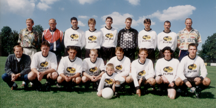 Teamfoto van VCK 1 bij de overgang naar de derde klasse KNVB in seizoen 1995–1996.