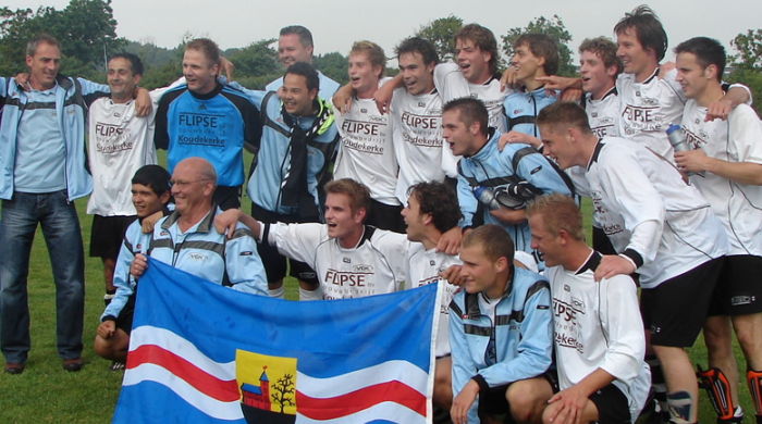 Teamfoto van VCK 1, dat in seizoen 2007–2008 via de nacompetitie promoveerde naar de tweede klasse.