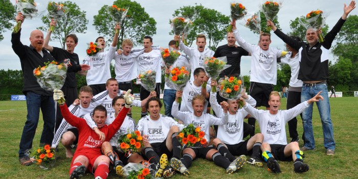 Teamfoto van VCK 1, dat in seizoen 2011–2012 via de nacompetitie promoveerde naar de tweede klasse.