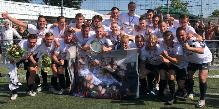 Teamfoto van VCK 1, kampioen van de derde klasse A in seizoen 2021–2022.