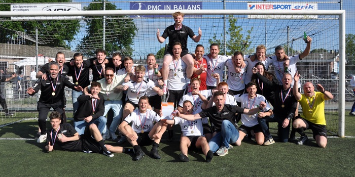 Teamfoto van VCK 1, kampioen van de derde klasse H in seizoen 2024–2025.